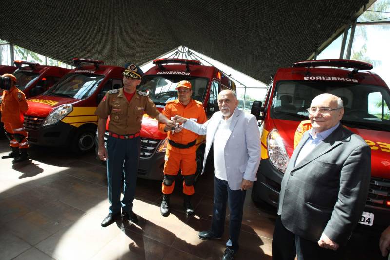 Com a entrega de mais 359 veículos, somente esta semana, o Governo do Pará reforçou a atuação da área de segurança pública em todo o Estado. Todos os veículos auxiliarão no combate a criminalidade e a manutenção da segurança em todo o território paraense. Boa parte desses veículos foi destinada diretamente para as guardas municipais, numa ação integrada com as Prefeituras, por meio da Secretaria de Segurança Pública e Defesa Social (Segup) com articulação da Secretaria de Municípios Sustentáveis, que define em conjunto com os municípios, a agenda de prioridades. A última etapa da entrega ocorreu nesta quinta-feira (5), no Hangar – Centro de Convenções da Amazônia. Na foto, o governador Simão Jatene (blazer azul) participou da entrega dos equipamentos.
FOTO: ANTÔNIO SILVA / AG. PARÁ
DATA: 05.07.2018
BELÉM - PARÁ <div class='credito_fotos'>Foto: Antônio Silva/Ag. Pará | <a href='/midias/2018/originais/aa298ecd-e988-4e8d-aa83-f2e85f1fd3f0.jpg' download><i class='fa-solid fa-download'></i> Download</a></div>