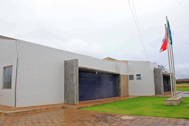 O município de Sapucaia recebeu nesta quarta-feira, 5, uma Unidade Integrada Pro Paz (UIPP). Um investimento do Governo do Estado de R$ 1.134.131,00. Segundo o Secretário de Estado de Segurança Pública, Luiz Fernandes, afirma que já mais de 80 novas UIPP’s no Pará, com as reformadas e reestruturadas esse número chega a 120 unidades. O titular da SEGUP destaca que o mais importante não é a estrutura física, mas o conceito empregado. De Sapucaia, a comitiva foi para Redenção onde inaugurou o 7º Batalhão de Polícia Militar, uma obra orçada em R$ 2.808.000,00. Atualmente o BPM conta com 145 policiais, 6 viaturas incluindo a Patrulha Rural e 12 motocicletas. O Comandante do Batalhão, o Major José Ricardo Chaves, informou que a maior ocorrência no município são roubos de motos, mas pontuou que a maior parte dos veículos é encontrada pela PM na cidade e cidades vizinhas.

FOTO: RODOLFO OLIVEIRA / AG PARÁ
DATA: 05.12.2018
REDENÇÃO - PARÁ <div class='credito_fotos'>Foto: Rodolfo Oliveira/Ag. Pará   |   <a href='/midias/2018/originais/aa327388-b9ce-45aa-81cf-075ed39b217a.jpg' download><i class='fa-solid fa-download'></i> Download</a></div>