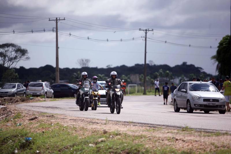 O Clube do Remo venceu o Paysandu por 2 a 1 na tarde deste domingo, partida realizada no Estádio Mangueirão, e largou na frente pelo título do Campeonato Paraense de 2018. Na foto, agentes do Departamento de Trânsito (Detran).
FOTO: THIAGO GOMES / AG. PARÁ
DATA: 01.04.2018
BELÉM - PARÁ <div class='credito_fotos'>Foto: Thiago Gomes /Ag. Pará | <a href='/midias/2018/originais/aa33594a-dee9-4460-96f1-5485f587b2bb.jpg' download><i class='fa-solid fa-download'></i> Download</a></div>
