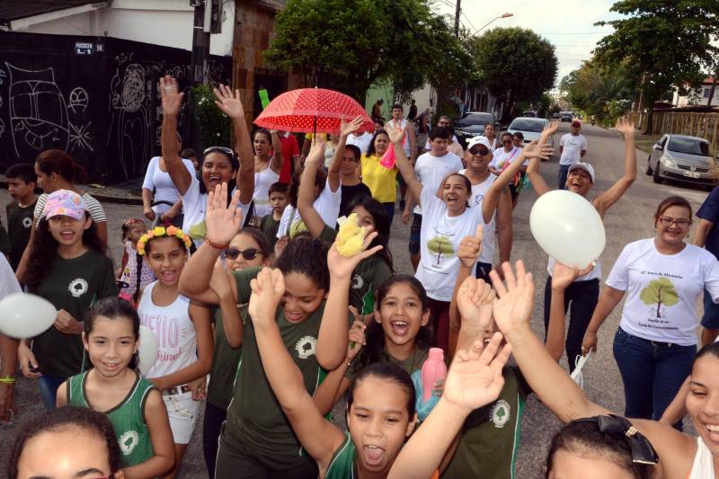A Escola Estadual de Ensino Fundamental Doutor Carlos Guimarães, no bairro da Marambaia, em Belém, comemorou 47 anos de fundação, nesta quarta-feira (28), com uma programação festiva que reuniu escola e comunidade. Logo cedo, familiares acompanharam a caminhada de alunos e professores pelas ruas do entorno da escola. O tema escolhido para as comemorações foi “Paz e Amor ao Próximo”. A programação contou com a apresentação da Banda da Polícia Militar (PM), animando a criançada com músicas com temáticas infantis.
FOTO: ELISEU DIAS / ASCOM SEDUC
DATA: 28.03.2018
BELÉM - PARÁ <div class='credito_fotos'>Foto: Eliseu Dias/Ag. Pará | <a href='/midias/2018/originais/aa35fc37-d5f3-49ab-bddc-f762a5f5b41a.jpg' download><i class='fa-solid fa-download'></i> Download</a></div>