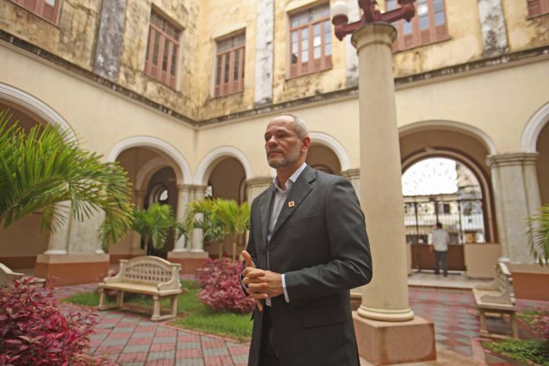 Segundo o pró-reitor de Gestão e Planejamento, Carlos Capela (foto), as três obras são significativas, tanto para a comunidade acadêmica quanto para a sociedade em geral. Sobre o ambulatório de Clínicas Básicas e Especializadas, o pró-reitor explica que tem uma configuração muito importante dentro da Uepa e para o Centro de Ciências Biológicas e da Saúde (CCBS).
FOTO: IGOR BRANDÃO / AG. PARÁ
DATA: 13.03.2018
BELÉM - PARÁ <div class='credito_fotos'>Foto: IGOR BRANDÃO / AG. PARÁ | <a href='/midias/2018/originais/aa36902e-e85e-4eff-9a23-2a9cde3d86c5.jpg' download><i class='fa-solid fa-download'></i> Download</a></div>