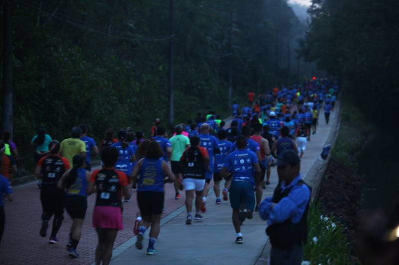 O recém-inaugurado Parque Estadual do Utinga foi o local escolhido para a 4ª edição da Corrida Tiradentes, promovida pela Polícia Militar na manhã deste domingo, 22. No ano em que celebra 200 anos de criação, a PM contou com mais de 750 competidores na prova que iniciou às 6 horas da manhã com um percurso total de 8 Km. Em apenas 4 anos de existência, a Corrida Tiradentes já ganhou a simpatia de muitos atletas profissionais e amadores. Eduardo Costa, de 26 anos é um deles. O competidor alcançou o 1º lugar geral da corrida com menos de 30 minutos de prova e conta que não esperava um resultado tão positivo.
FOTO: CARLOS SODRÉ / AG. PARÁ
DATA: 22.04.2018
BELÉM - PARÁ <div class='credito_fotos'>Foto: Carlos Sodré/Agência Pará | <a href='/midias/2018/originais/aa383bb4-3196-4d6b-93ac-8f18d7eb9d93.jpg' download><i class='fa-solid fa-download'></i> Download</a></div>