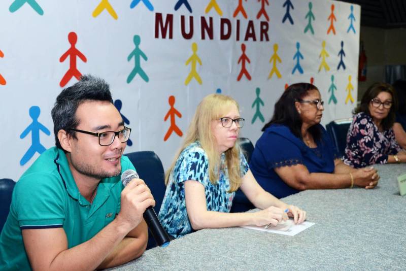 A Secretaria de Estado de Educação (Seduc) promove nesta terça (13) e quarta-feira (14), no auditório do Centro de Convenções Ismael Nery, do Centur, em Belém, a I Jornada Pedagógica do projeto Mundiar, que combate a distorção idade/ série no Pará. Dirigido a professores, técnicos, diretores e gestores de Unidades Seduc na Escola (USEs) e Unidades Regionais de Educação (UREs), o evento marca o início dos trabalhos em 2018 e os cinco anos de existência do programa na rede pública estadual. Ao longo desse período, cerca de 56 mil alunos foram atendidos em todo o Estado. A secretária adjunta de Planejamento e Gestão da Seduc, Mariléa Sanches, ressaltou a importância do projeto Mundiar para a rede. Parceria com a Fundação Roberto Marinho, no escopo do Pacto pela Educação, o projeto nasceu em 2014, quando as primeiras turmas do ensino médio e do fundamental foram formadas. “O Mundiar é uma das prioridades da Secretaria de Educação, pois sabemos que embora tenha havido, nos últimos anos, uma grande redução na distorção idade/ série no Estado, os índices ainda são preocupantes”, ressaltou. Na foto, Milton Júnior, supervisor do Mundiar na Escola Estadual Temístocles Araújo (e).
FOTO: ELISEU DIAS / ASCOM SEDUC
DATA: 13.03.2018
BELÉM - PARÁ <div class='credito_fotos'>Foto: Eliseu Dias / Ascom Seduc | <a href='/midias/2018/originais/aa44270d-9aaf-464d-83ea-b43318a753d6.jpg' download><i class='fa-solid fa-download'></i> Download</a></div>