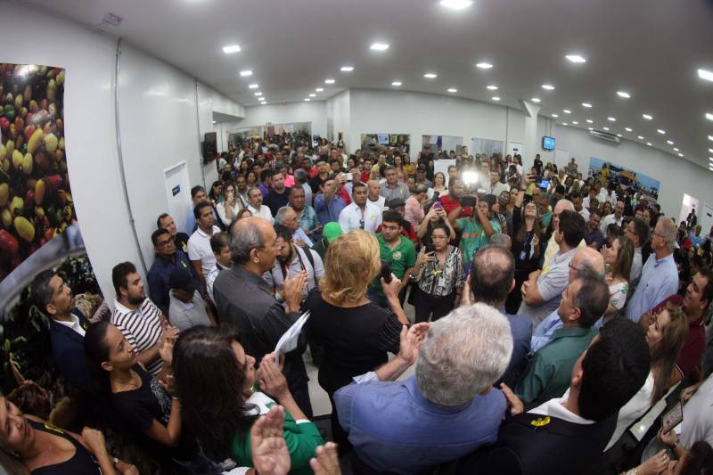 “Fiz questão de trazer minha filha para seu primeiro exercício de cidadania que é ter uma carteira de identidade, ainda mais em um local como este, que permite resolvermos várias pendências com mais conforto e praticidade”, comemorou o senhor Genival de Oliveira, 40 anos, pai da pequena Gabrielle, 8 anos. A família de seu Genival é uma das milhares que serão beneficiadas no município de Parauapebas, no sudeste paraense, com orientações e serviços de diversos órgãos estaduais em um único local: a Estação Cidadania. O espaço, localizado no Shopping Karajás, foi entregue oficialmente à população na manhã deste sábado (19). A cerimônia contou com a presença de secretários de Estado, parlamentares, entre outras autoridades locais. Esta é a segunda Estação Cidadania da região. A primeira é a de Marabá.
FOTO: THIAGO GOMES / AG. PARÁ
DATA: 19.05.2018
PARAUAPEBAS - PARÁ <div class='credito_fotos'>Foto: Thiago Gomes /Ag. Pará | <a href='/midias/2018/originais/aa4f0bf9-8005-432c-a6cb-54f0f623d126.jpg' download><i class='fa-solid fa-download'></i> Download</a></div>