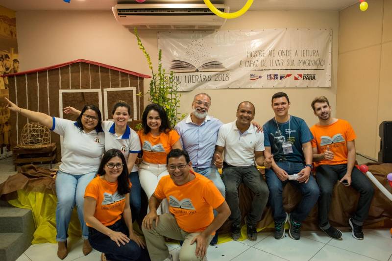 “A cultura tem o poder de emocionar”. A frase dita pela professora Ruth Valin marcou o tom do Sarau Literário na manhã desta sexta-feira, 8, no Preventório Santa Terezinha, no bairro do Marco, em Belém, que contou com a presença do escritor paraense Daniel Leite (com barba), homenageado pelas crianças atendidas pela instituição e os alunos da Escola Estadual Santa Terezinha, que funciona no mesmo prédio. Elas cantaram músicas infantis e recitaram trechos das obras “A história das crianças que plantaram um rio” e “A menina árvore”, de Daniel Leite, além de apresentar uma dramatização sobre a primeira obra. Muito concentrados e com a leitura bem ensaiada, os pequeninos emocionaram a todos, principalmente o escritor convidado para o sarau. Segundo a professora Odinéia Bastos, que orientou os alunos na leitura do livro “A história das crianças que plantaram um rio”, elas soltaram a imaginação durante a leitura da obra, e dessa viagem saíram desenhos, pinturas, colagens e poemas, que enfeitaram o auditório e os corredores da instituição, encantando a todos os presentes.
FOTO: FERNANDO SETTE CÂMARA / ASCOM IOE
DATA: 08.06.2018
BELÉM - PARÁ <div class='credito_fotos'>Foto: FERNANDO SETTE CÂMARA / ASCOM IOE | <a href='/midias/2018/originais/aa5af807-9ff6-466b-b762-30c62b37ebb7.jpg' download><i class='fa-solid fa-download'></i> Download</a></div>