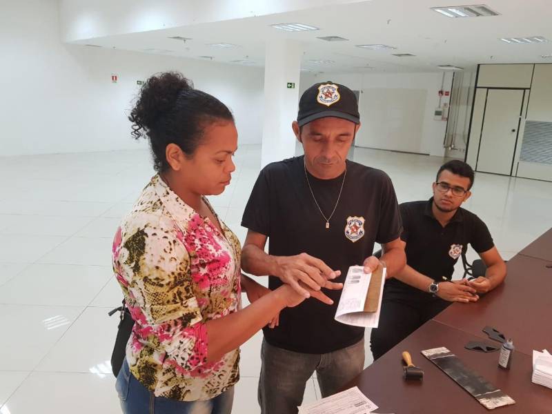 Diante da grande procura por emissão de carteira de identidade na Estação Cidadania Marabá, no sudeste paraense, a fila de espera para tirar o Registro Geral (RG) já previa atendimento até 2019. Para reduzir esse tempo de espera, a Polícia Civil do Pará começou nesta sexta-feira (23) a “Operação Polícia Cidadã”, no segundo piso do Shopping Center da sede municipal. O mutirão, que conta com 11 servidores da Secretaria de Estado de Segurança Pública e Defesa Social (Segup), prevê a emissão de 300 documentos por dia.
FOTO: KÉLIA SANTOS / ASCOM CRGSP
DATA: 23.03.2018
MARABÁ - PARÁ <div class='credito_fotos'>Foto: KÉLIA SANTOS / ASCOM CRGSP | <a href='/midias/2018/originais/aa5f2dab-dd4e-4576-96c8-f3a049a0bd76.jpg' download><i class='fa-solid fa-download'></i> Download</a></div>
