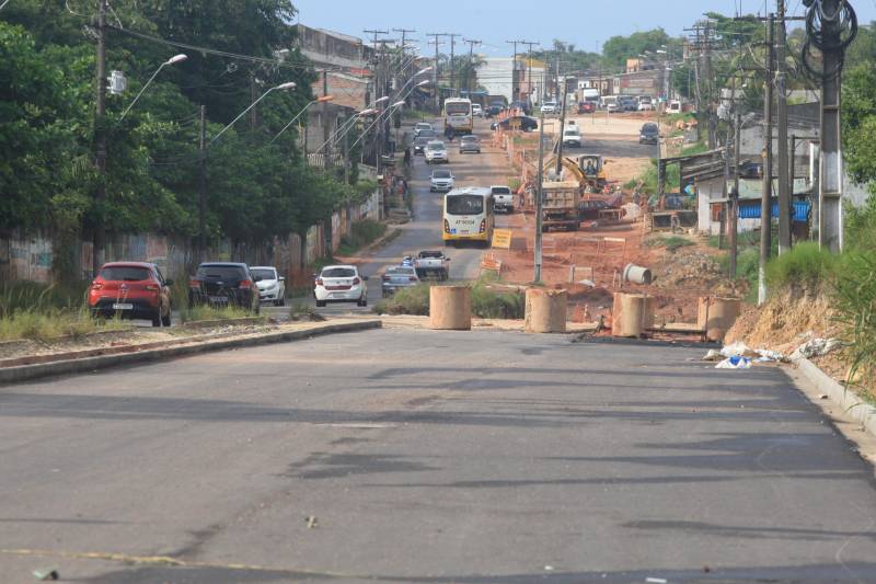 O mototaxista Anderson Silva, 40 anos, há 10 trabalha nas ruas do Bengui, Parque Verde e Tapanã. Ele comemora as obras que irão facilitar a vida de quem trafega pelas Ruas Yamada (foto) e do Tapanã. O Governo do Estado está trabalhando em várias frentes nas obras, só a Rua Yamada está sendo duplicada em uma extensão de 4,14 quilômetros
FOTO: SIDNEY OLIVEIRA / AG. PARÁ
DATA: 04.11.2018
BELÉM - PARÁ <div class='credito_fotos'>Foto: Sidney Oliveira/Ag. Pará | <a href='/midias/2018/originais/aa609efb-dd60-4147-b3aa-4a75d3fd9636.jpg' download><i class='fa-solid fa-download'></i> Download</a></div>