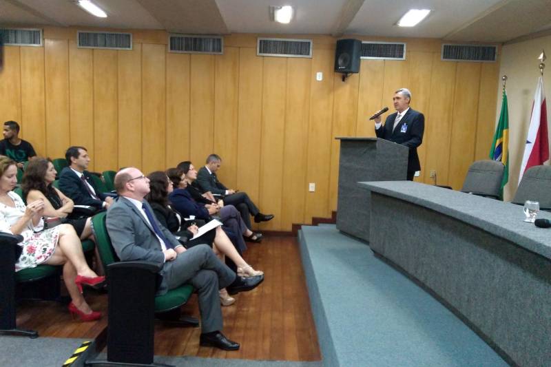 O Comitê de Trabalho das Escolas de Governo do Estado do Pará (Cotegep) está oficializado desde segunda-feira (5), quando gestores e representantes de órgãos federais, estaduais e municipais se reuniram no auditório da Escola de Governança Pública do Estado (EGPA) para a assinatura conjunta de um Protocolo de Intenções. O Comitê começou suas atividades debatendo a elaboração da Rede Amazônica das Escolas de Governao (Rameg), lançada em agosto de 2013, por ocasião dos 10 anos de criação da autarquia paraense. Com o objetivo de viabilizar, com maior eficácia e agilidade, a participação e o acesso do funcionalismo público a ações, programas e projetos de formação, desenvolvimento e qualificação profissional, além de intermediar o acesso à estrutura física e instrutoria a programas realizados por seus integrantes, o Comitê, até ser formalizado, atuava informalmente. Na foto, assessor técnico da EGPA, Remy Cordeiro.
FOTO: ASCOM / EGPA
DATA: 07.02.2018
BELÉM - PARÁ <div class='credito_fotos'>Foto: RAFAEL SANTOS / ASCOM TCM | <a href='/midias/2018/originais/aa63f011-1c83-4153-a027-4dbe3fe583f0.jpg' download><i class='fa-solid fa-download'></i> Download</a></div>