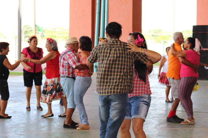 Cerca de 400 idosos, trajando as vestes típicas da época junina, participaram do 19º “Arraiá” (foto), que integra o Projeto Vida Ativa na Terceira Idade, nesta terça-feira (26), no Estádio Olímpico do Pará, o Mangueirão, em Belém. O momento mais esperado da festa foi o concurso de Miss Caipira 2018. Conceição Albuquerque, com o traje “Miss Copa do Mundo”, foi a vencedora desta edição. A festa junina contou com apresentação de quadrilhas de entidades de assistência à pessoa idosa e muitas brincadeiras da quadra junina, além da cantora Suanny Batidão. Com a roupa nas cores verde e amarela, Conceição Albuquerque, candidata do núcleo do projeto que funciona na Tuna Luso Brasileira, apostou na junção do tema junino com a mais importante competição de futebol – a Copa do Mundo, na Rússia. A ganhadora participou ao lado de cinco candidatas e conquistou os jurados, que avaliaram coreografia, simpatia e traje. Emocionada, a vencedora recebeu a faixa das mãos de Marlene da Silva, a miss de 2017.
FOTO: ADRIANA PINTO / ASCOM SEEL
DATA: 26.06.2018
BELÉM - PARÁ <div class='credito_fotos'>Foto: ADRIANA PINTO / ASCOM SEEL | <a href='/midias/2018/originais/aa641af2-a8f2-4724-a8ee-6e12cc49420b.jpg' download><i class='fa-solid fa-download'></i> Download</a></div>