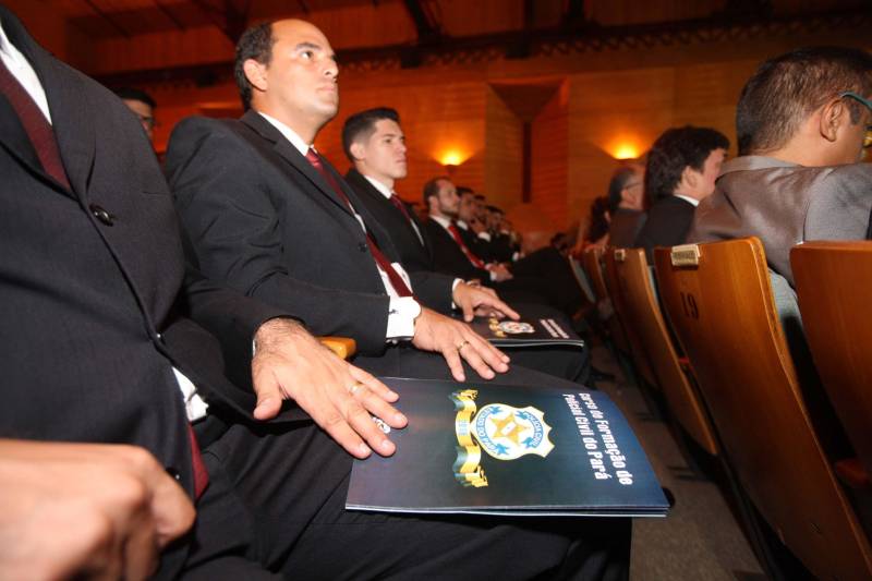 O Pará vai voltar a ter um delegado de polícia para cada município. A posse de 149 novos delegados da Polícia Civil, que aconteceu nesta segunda-feira (26) no Teatro Maria Sylvia Nunes, na Estação das Docas, vai garantir, com sobras, a cobertura completa dos 144 municípios do estado. Aprovados em concurso público, os novos delegados concluíram o curso de Formação da Polícia Civil do Pará no dia 15 deste mês. O curso foi o primeiro do Brasil a incluir sete disciplinas inéditas: Oratória, Atuação Policial frente aos Grupos Vulneráveis, Relacionamento com a Imprensa e Mídias Sociais, Abordagem Psicopatológica do Crime e da Violência, Investigação Financeira no Enfrentamento ao Crime de Lavagem de dinheiro, Noções Básicas de Enfrentamento às Fraudes Veiculares e Linguagem Brasileira de Sinais. O concurso aprovou ainda 300 investigadores, 180 escrivães e 20 papiloscopistas. Os novos policiais civis passaram por quatro meses de formação técnica e profissional na Acadepol. Com a nomeação, o próximo passo será a lotação dos novos servidores públicos nas unidades de Polícia Civil do estado, quando eles saberão em qual região do Pará trabalharão inicialmente.
FOTO: SYDNEY OLIVEIRA / AG. PARÁ
DATA: 26.02.2018
BELÉM - PARÁ <div class='credito_fotos'>Foto: Sidney Oliveira/Ag. Pará | <a href='/midias/2018/originais/aa68a306-f941-46a8-aa5d-dd48e863cbff.jpg' download><i class='fa-solid fa-download'></i> Download</a></div>