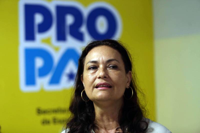 A Superintendência do Sistema Penitenciário do Estado do Pará (Susipe) e a Fundação Pro Paz, através de uma parceria, realizam o Projeto Conquistando a Liberdade na Escola Estadual de Ensino Médio e Fundamental Eunice Weaver, no bairro da Pratinha, em Belém, com o objetivo de reintegrar socialmente a pessoa encarcerada, por meio da prestação de serviços à sociedade de maneira voluntária. na foto, a diretora da instituição, Keit Santos.
FOTO: AKIRA ONUMA / ASCOM SUSIPE
DATA: 07.03.2018
BELÉM - PARÁ <div class='credito_fotos'>Foto: Akira Onuma / Ascom Susipe | <a href='/midias/2018/originais/aa68d976-ac11-423a-9f0d-8d694095c8b9.jpg' download><i class='fa-solid fa-download'></i> Download</a></div>