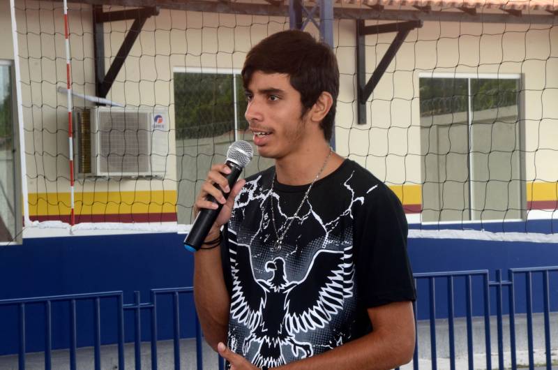 Como parte de um ciclo de empreendimentos visando fortalecer a aprendizagem na rede estadual de ensino, incrementado nesta gestão do governador Simão Jatene, a Secretaria de Estado de Educação (Seduc) entregou, neste sábado (29), a reforma e ampliação da Escola Estadual Agostinho de Moraes Oliveira, no Município de Inhangapi, no nordeste do Estado. As obras na Escola Agostinho Moraes de Oliveira foram viabilizadas mediante convênio entre o Governo do Estado e a Prefeitura Municipal. Orçados em mais de R$ 2 milhões, os serviços deram uma nova configuração para a unidade de ensino, para o atendimento de 420 estudantes que passam a dispor de modernas salas de aula, espaços para pesquisa e atividades monitoradas e outras instalações e equipamentos. Professores e servidores contam com bloco administrativo e espaços específicos para a rotina de trabalho. Na foto, o aluno Jorge Mateus.

FOTO: FERNANDO NOBRE / ASCOM SEDUC
DATA: 29.12.2018
INHANGAPI - PARÁ <div class='credito_fotos'>Foto: FERNANDO NOBRE/ASCOM SEDUC   |   <a href='/midias/2018/originais/aa703e8f-2a20-4ebd-ae52-74ab21f01503.jpg' download><i class='fa-solid fa-download'></i> Download</a></div>