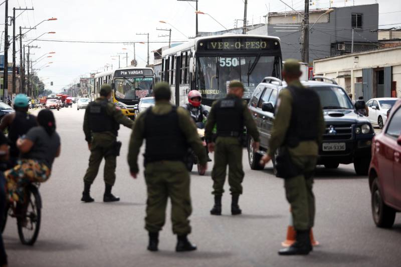 Militares do 1º Batalhão de Policiamento Militar (BPM) realizaram na manhã desta terça-feira, 15, a operação Ônibus Seguro, no bairro do Barreiro, em Belém. Quinze policiais em quatro viaturas, subordinados ao Comando de Policiamento da Capital, participaram da operação fazendo a abordagem e revista nos ônibus que circulam no perímetro, assim como a orientação aos usuários. Durante as duas horas da operação realizada nesta terça-feira, 15, pela manhã, na Pedro Álvares Cabral com Passagem Mirandinha (foto), nenhuma ocorrência foi registrada.

FOTO: THIAGO GOMES / AG. PARÁ
DATA: 15.05.2018
BELÉM - PARÁ <div class='credito_fotos'>Foto: Thiago Gomes /Ag. Pará   |   <a href='/midias/2018/originais/aa71cbfa-246b-48b0-b7a0-dedad4ccf0c1.jpg' download><i class='fa-solid fa-download'></i> Download</a></div>
