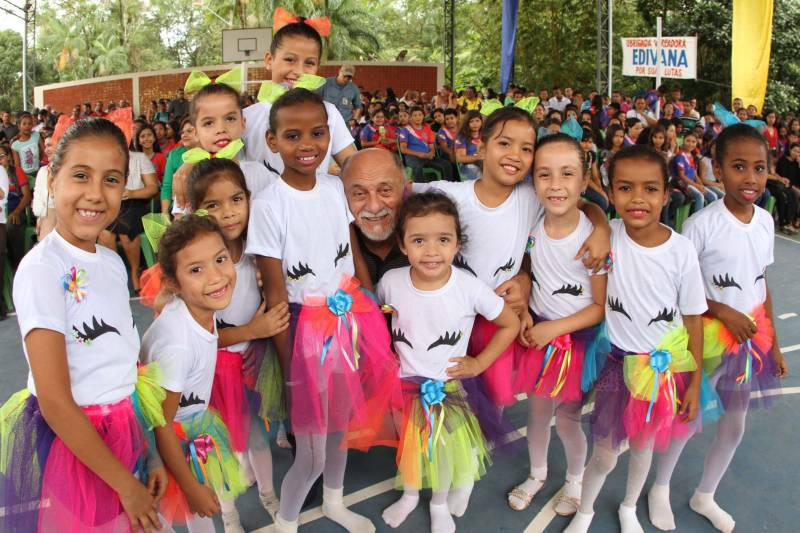 Um painel, no pátio da Escola Estadual de Ensino Médio Ruth Guimarães Ferreira, no distrito de Murinim, em Benevides, mostra 16 alunos da unidade aprovados nos últimos vestibulares. Desses, 12 irão estudar na Universidade Federal do Pará (UFPA). São os primeiros resultados de um processo que começou há nove meses, quando a escola entrou em reforma e ampliação. A nova “Ruth Guimarães Ferreira” foi entregue oficialmente nesta segunda-feira, 26, pelo governador Simão Jatene. Reformada e ampliada, a escola tem agora seis salas de aula; quatro laboratórios (multiuso, multidisciplinar, informática e de leitura); cozinha; refeitório e dispensa; quadra poliesportiva, vestiários feminino e masculino; área de convivência; sala para Atendimento Educacional Especializado (AEE) e acessos para pessoas com deficiência. Espaços de sobra para seus 892 alunos, distribuídos em três turnos do Ensino Médio. A obra custou R$ 2,446 milhões.
FOTO: CRISTINO MARTINS / AG. PARÁ
DATA: 26.03.2018
BENEVIDES - PARÁ <div class='credito_fotos'>Foto: Cristino Martins/Ag. Pará | <a href='/midias/2018/originais/aa811958-aa51-4965-8165-17082f9b1f21.jpg' download><i class='fa-solid fa-download'></i> Download</a></div>