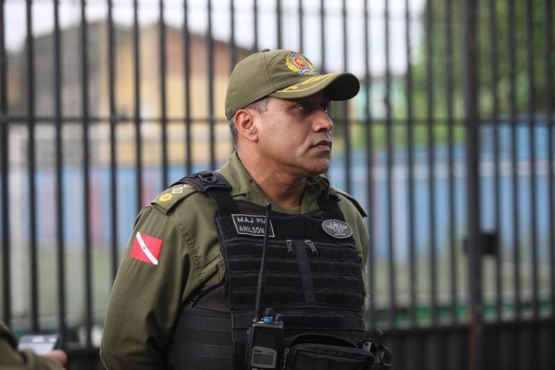 A Polícia Militar e agentes de Departamento de Trânsito do Pará (Detran) realizaram a Operação “Ônibus Seguro” no final a tarde desta terça-feira (08), na avenida Pedro Álvares Cabral. Na foto, o subcomandante do primeiro Batalhão de Policiamento, major Anilson Almeida.

FOTO: CARLOS SODRÉ / AG. PARÁ
DATA: 08.05.2018
BELÉM - PARÁ <div class='credito_fotos'>Foto: CARLOS SODRÉ / AG. PARÁ    |   <a href='/midias/2018/originais/aa8328ed-8910-4d7d-b081-12a10a4d287a.jpg' download><i class='fa-solid fa-download'></i> Download</a></div>