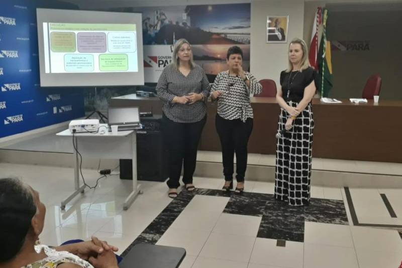 Elevar o nível de conhecimento sobre temas de interesse das organizações, contribuindo para o aumento da capacidade de gestão, autonomia e melhoria dos serviços prestados à comunidade. Esse foi o objetivo do II Bate-Papo com o Terceiro Setor, projeto realizado pelo Núcleo de Articulação e Cidadania (NAC) do Estado do Pará. Na foto, Daniele Khayat (e) e as professoras do curso.
FOTO: RUAN MORAES / ASCOM NAC
DATA: 04.07.2018
BELÉM - PARÁ <div class='credito_fotos'>Foto: RUAN MORAES / ASCOM NAC | <a href='/midias/2018/originais/aa85677a-4b84-4221-9c6e-ff1a1d31f802.jpg' download><i class='fa-solid fa-download'></i> Download</a></div>