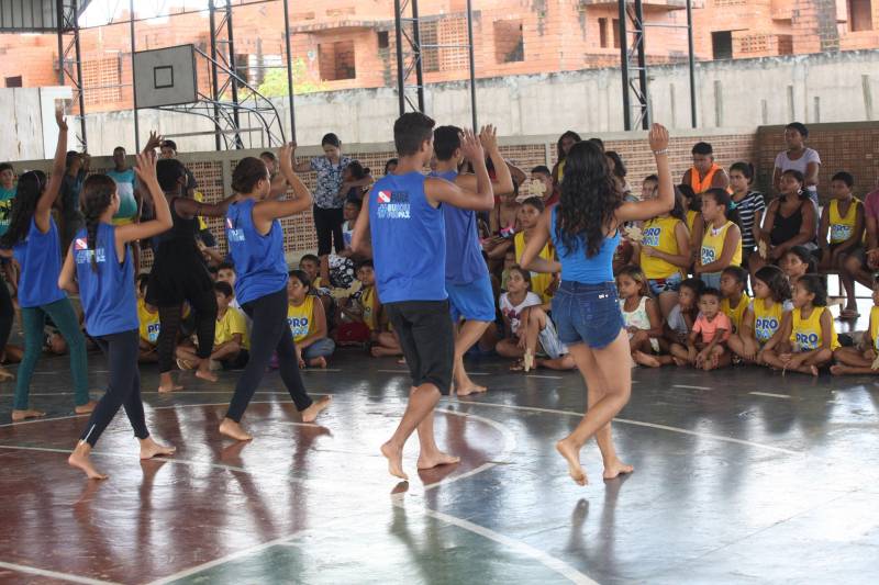 À tarde, os polos do Pro Paz nos Bairros, do Instituto de Ensino de Segurança do Pará (Iesp) e da Universidade Federal do Pará (UFPA) promoveram palestras para as crianças e seus familiares, dentro da programação alusiva ao “Dia da família no polo”, na qual famílias e alunos se reúnem para confraternizar, debater o tema e participar das apresentações de dança. "Hoje realizamos uma roda de conversa sobre abuso e exploração sexual contra crianças e adolescentes. Tanto para os pais, para que fiquem atentos aos sinais e reforcem a atenção, pois grande parte da violência ocorre dentro de casa, quanto para empoderar essas crianças, para que elas saibam diferenciar o contato com os adultos. Se ocorrer, que elas possam denunciar, que elas percebam que têm voz e apoio de profissionais que, constantemente, estão na luta da defesa dos seus direitos", disse a assistente social Joyce Cardoso, responsável pela palestra no Polo UFPA.
FOTO: CARLOS SODRÉ / AG. PARÁ
DATA: 18.05.2018
BELÉM - PARÁ <div class='credito_fotos'>Foto: Agência Pará | <a href='/midias/2018/originais/aa8799c6-3ecd-4fc7-ae06-4075b8d0e83e.jpg' download><i class='fa-solid fa-download'></i> Download</a></div>