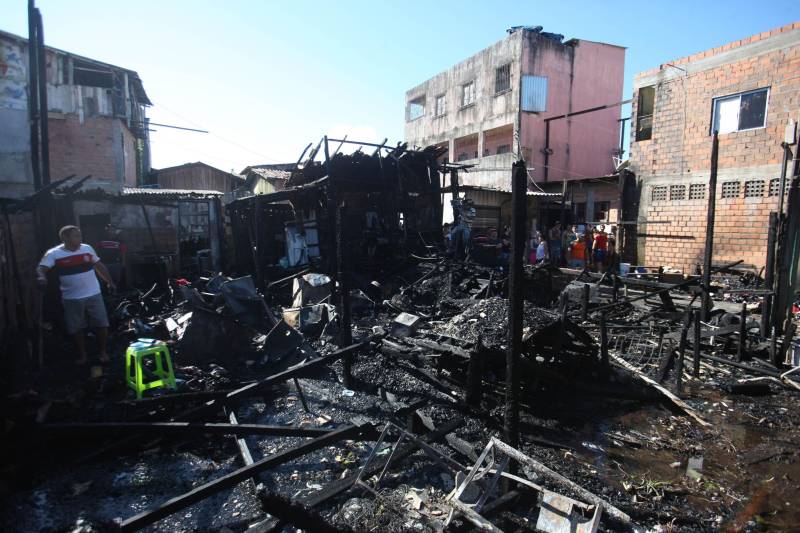 Equipes do Corpo de Bombeiros continuam o trabalho no local do incêndio que ocorreu nesta quinta-feira, 31, na passagem Serrão de Castro, próximo à avenida José Bonifácio, no bairro do Guamá, em Belém.
FOTO: MARCELO LELIS / AG. PARÁ
DATA: 01.06.2018
BELÉM - PARÁ <div class='credito_fotos'>Foto: Marcelo Lelis / Ag. Pará | <a href='/midias/2018/originais/aa8e3150-6da7-4936-95ef-c15ef2a89f24.jpg' download><i class='fa-solid fa-download'></i> Download</a></div>