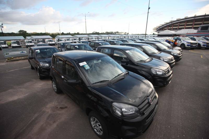 O Governo do Estado entregou, na tarde desta quinta-feira (05), 08 pick-ups e 08 SUVs e mais duas lanchas transatlânticas que irão reforçar a segurança pública nos municípios de Braganca, Capanema, Curuçá e Capanema, no nordeste do Estado e Parauapebas e Marabá na região Sudeste e Breves, no Marajó. O governo também entregou 50 ambulâncias que irão fortalecer a saúde básica nestes municípios. Os equipamentos (foto) foram adquiridos através de recursos provenientes de emendas parlamentares do deputado Wladimir Costa. O evento contou com a presença do governador Simão Jatene, do secretário de Segurança e Defesa Social, Luis Fernandes, do secretário de Saúde Pública Vitor Matheus , prefeitos e outros representantes dos municípios. As viaturas foram repassadas aos municípios dentro do Plano de Ações Imediatas em Segurança Pública que foi elaborado em fevereiro deste ano e que tem , entre outras ações , o reforço das guardas municipais.
FOTO: THIAGO GOMES / AG. PARÁ
DATA: 04.07.2018
BELÉM - PARÁ <div class='credito_fotos'>Foto: Thiago Gomes /Ag. Pará | <a href='/midias/2018/originais/aa921694-66c4-4def-99a8-d1567e7e4dc1.jpg' download><i class='fa-solid fa-download'></i> Download</a></div>
