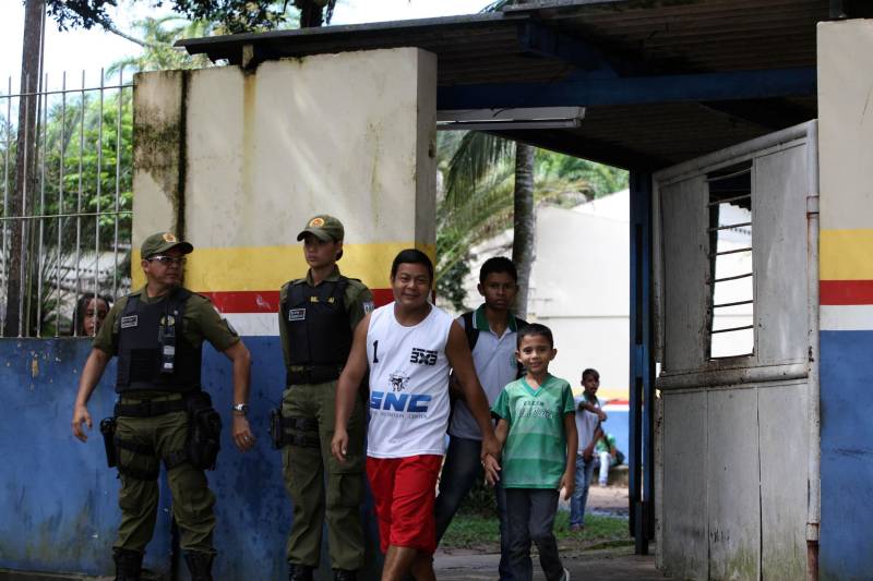 Criada para preservar a ordem pública nos estabelecimentos de ensino, e impulsionar o combate à violência escolar no Estado, a Companhia Independente de Polícia Escolar (Cipoe) completou 27 anos neste ano se especializando em um atendimento diferenciado na abordagem aos jovens e adultos estudantes. Enquanto uma equipe de cinco policiais do Cipoe está na porta da Escola Hilda Vieira,o servente de pedreiro Edilson Machado, 32 anos (foto), chega para buscar seu filho. Warllan Daniel tem 8 anos, e é aluno do segundo ano do ensino fundamental.
FOTO: SIDNEY OLIVEIRA / AG. PARÁ
DATA: 30.05.2018
BELÉM - PARÁ <div class='credito_fotos'>Foto: Sidney Oliveira/Ag. Pará | <a href='/midias/2018/originais/aa974561-b602-48f2-b9eb-ebff9fa03ef2.jpg' download><i class='fa-solid fa-download'></i> Download</a></div>