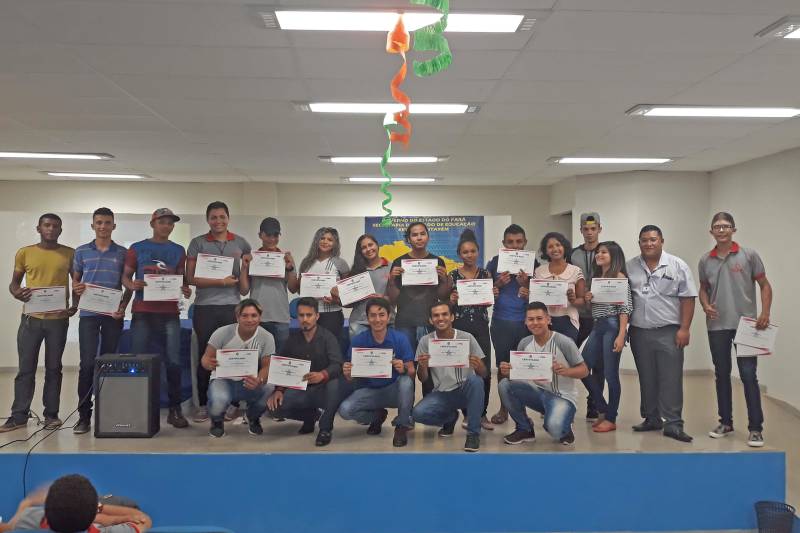 "Hoje recebo mais um certificado pela conclusão de curso realizado aqui na Escola Técnica e não quero parar. Estar qualificado é muito bom. A gente se sente mais preparado", garante o jovem Jean Lucas, 25 anos, dono de três certificados pela Escola Técnica do Estado do Pará (EETEPA) - Polo Santarém nos cursos de Fiscalização Ambiental, Agente de Informações Turísticas e o último em Segurança no Trabalho na Construção Civil. Ele se juntou a outros 320 alunos que tiveram a satisfação de concluir seus cursos. Agora, são 705 novos profissionais formados pela instituição, devidamente aptos a ocupar uma vaga no disputado mercado de trabalho. Esta é a segunda cerimônia de formatura realizada no auditório da Escola Técnica, em Santarém, na região oeste. A primeira foi realizada com uma turma de 384 concluintes, em outubro de 2017.
FOTO: SAMUEL ALVARENGA / ASCOM CRGBA
DATA: 14.06.2018
SANTARÉM - PARÁ <div class='credito_fotos'>Foto: SAMUEL ALVARENGA / ASCOM CRGBA | <a href='/midias/2018/originais/aa98bd52-7302-482c-948a-cdf2081991c0.jpg' download><i class='fa-solid fa-download'></i> Download</a></div>