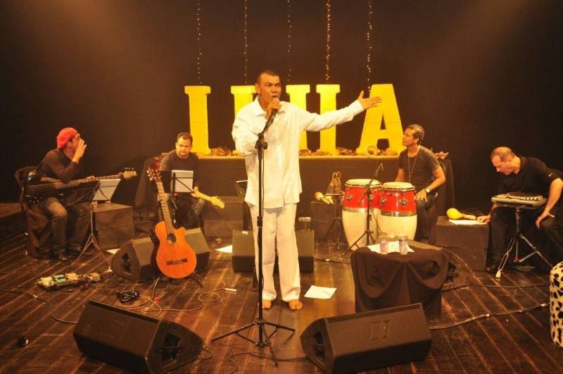 Com 57 anos de idade, Sena é músico, cantor, compositor e poeta, cursa Psicologia na Escola Superior da Amazônia (Esamaz) e recebe acompanhamento no Caps Marajoara há dez anos.
FOTO: JOSÉ PANTOJA / ASCOM SESPA
DATA: 16.03.2018
BELÉM - PARÁ <div class='credito_fotos'>Foto: José Pantoja / Ascom Sespa | <a href='/midias/2018/originais/aa9db1fa-059d-4ad8-82f2-08a3f1a039ef.jpg' download><i class='fa-solid fa-download'></i> Download</a></div>