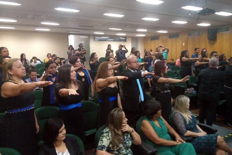 Sessenta e seis alunos da terceira e quarta turmas do curso Técnico em Secretaria Escolar foram certificados na manhã desta segunda-feira, em Belém. A formação foi oferecida pelo Governo do Estado, por meio do Instituto de Formação Profissional e Superior (Iseg) e da Escola de Governança Pública do Estado (EGPA). A cerimônia ocorreu no auditório da autarquia e contou com a presença da secretária de estado de administração, Alice Viana, que representou o governador Simão Jatene.
FOTO: ASCOM / EGPA
DATA: 26.03.2018
BELÉM - PARÁ <div class='credito_fotos'>Foto: ASCOM EGPA | <a href='/midias/2018/originais/aaa04032-0588-4484-afa8-34ce0e666d05.jpg' download><i class='fa-solid fa-download'></i> Download</a></div>