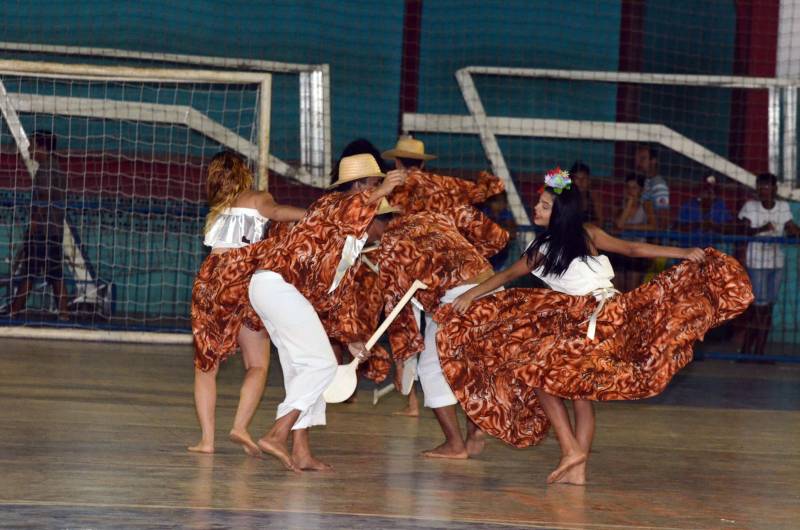 Uma intensa programação cultural, social e esportiva movimenta a cidade de Mãe do Rio, nesta sexta-feira (11), quando o município comemora 30 anos de fundação. Os competidores da etapa regional de Mãe do Rio dos Jogos Estudantis Paraenses (Jeps) terão um forte aliado durante os cinco dias da competição: a animação da torcida local.
FOTO: ELISEU DIAS / ASCOM SEDUC
DATA: 09.05.2018
MÃE DO RIO - PARÁ <div class='credito_fotos'>Foto: Eliseu Dias / Ascom Seduc | <a href='/midias/2018/originais/aaa3504d-782c-44cb-9d9f-a01c7b16b47e.jpg' download><i class='fa-solid fa-download'></i> Download</a></div>