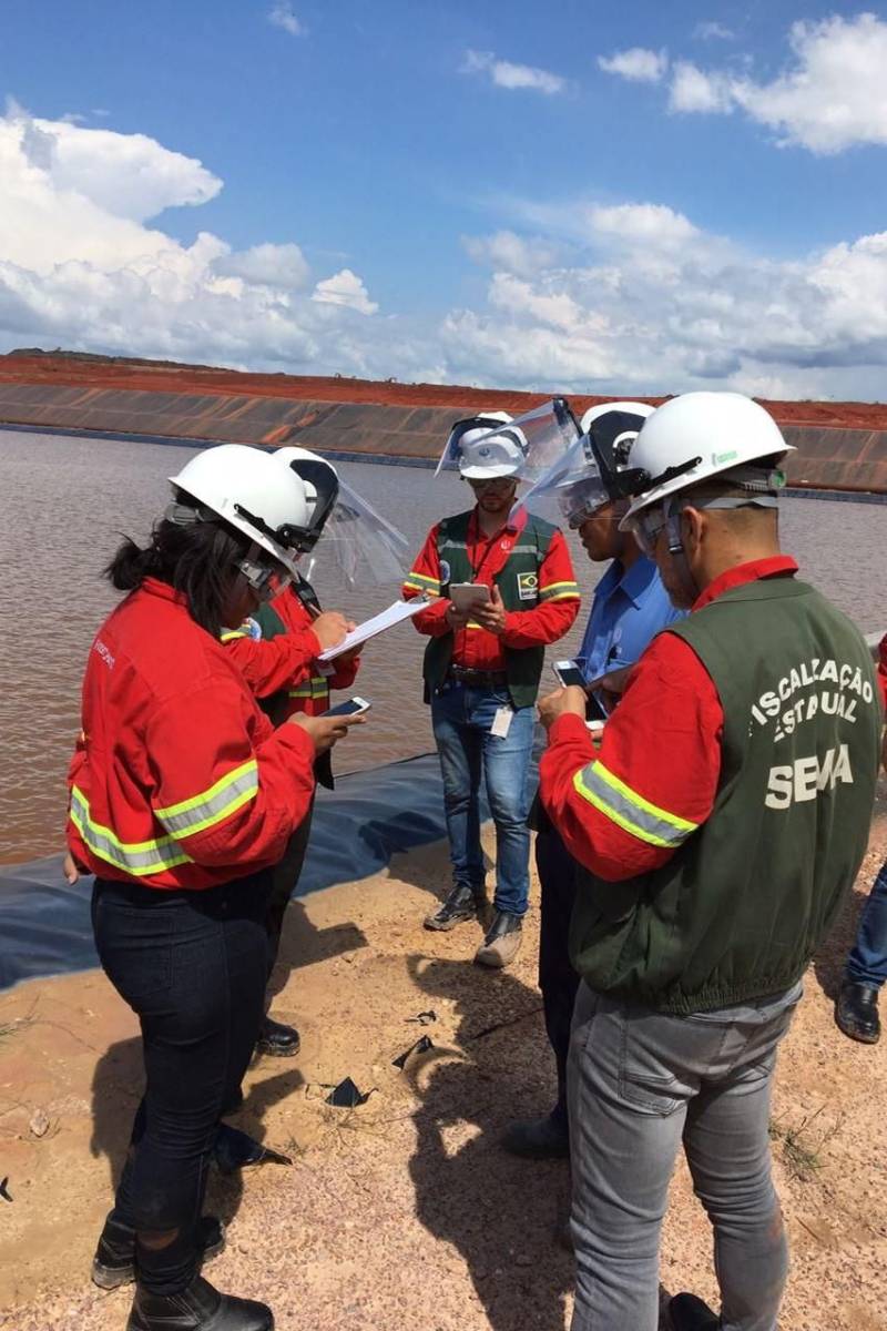 Iniciou neste sábado, 24, o prazo que o Governo do Estado deu para que a mineradora Hydro Alunorte adote procedimentos e mecanismos seguros ambientalmente, a fim de que as bacias de resíduos da empresa baixem os níveis em pelo menos um metro – o que é definido tecnicamente como padrão de segurança com comprovação permanente da redução e manutenção dos níveis. Uma equipe de fiscalização da Secretaria de Estado de Meio Ambiente e Sustentabilidade (Semas) está no município para fazer o monitoramento dos níveis das bacias do sistema de tratamento dos rejeitos da Bauxita. "Vamos montar equipes para, de duas em duas horas, avaliar o nível das bacias. Em caso de chuva o monitoramento será feito de uma em uma hora", explicou Rejiane Santos, geóloga da Diretoria de Licenciamento Ambiental da Semas.
FOTO: LIDIANE SOUZA / SECOM
DATA: 24.02.2018
BARCARENA - PARÁ
<div class='credito_fotos'>Foto: LIDIANE SOUZA / SECOM | <a href='/midias/2018/originais/aaa8ac7a-f9be-4a30-8653-fe4cd608ce5e.jpg' download><i class='fa-solid fa-download'></i> Download</a></div>