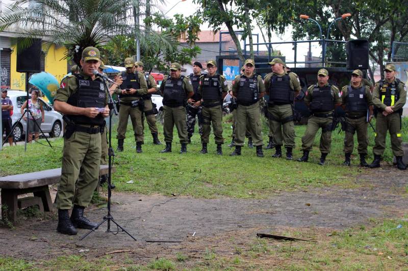 Nenhuma ocorrência grave foi registrada, no bairro do Tapanã, pelo Centro Integrado de Operações (CIOP) desde a última quinta-feira (11) até às 6h da manhã desta segunda-feira (19). Esse resultado se deve a ação integrada dos órgãos do Sistema de Segurança Pública do estado e município, chamada de “Operação Ocupação”. No total, foram utilizados 293 viaturas e 113 motos no reforço do policiamento. Para o coronel Marco Antônio Rocha, chefe do Departamento Geral de Operações da Polícia Militar, a “Ocupação Tapanã”, como foi batizada a operação no bairro do Tapanã, obteve números positivos devido ao comprometimento dos agentes envolvidos e à integração entre os órgãos de segurança. Na foto, o coronel Marco Antônio Rocha (ao microfone).
FOTO: ASCOM / POLÍCIA MILITAR
DATA: 19.03.2018
BELÉM - PARÁ <div class='credito_fotos'>Foto: Ascom Polícia Militar | <a href='/midias/2018/originais/aaaa9ff5-a5e3-4e3f-be13-8653a744cdfd.jpg' download><i class='fa-solid fa-download'></i> Download</a></div>