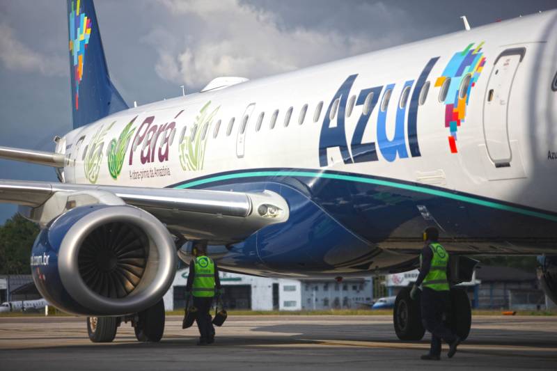Pousou na tarde desta terça-feira (27) a aeronave modelo Airbus A 320 da Companhia Azul Linhas Aéreas adesivada com a logomarca “Para, A Obra-Prima da Amazônia” (foto). Levando a logomarca em sua aeronave, a companhia promove o turismo paraense nos mercados nacional e internacional. A estratégia é fruto de uma parceria entre a secretaria de estado de Turismo (Setur) e a Azul. A aeronave está voando por toda a malha aérea nacional da Azul e já passou por outros países como Argentina, Uruguai e Guiana Francesa. A companhia tem ampliado suas bases de operações no Pará com rotas regionais, nacionais e internacionais. “ Esta é uma estratégia no sentido de levar a marca do turismo paraense para todos os lugares em que a Azul voa. Desta forma o turismo no Pará é promovido como atividade econômica”, comenta o secretário de Estado de Turismo, Adenauer Goes.
FOTO: THIAGO GOMES / AG. PARÁ
DATA: 27.03.2018
BELÉM - PARÁ <div class='credito_fotos'>Foto: Thiago Gomes /Ag. Pará | <a href='/midias/2018/originais/aaaabc81-edb3-47c2-8215-e93483b18c0e.jpg' download><i class='fa-solid fa-download'></i> Download</a></div>