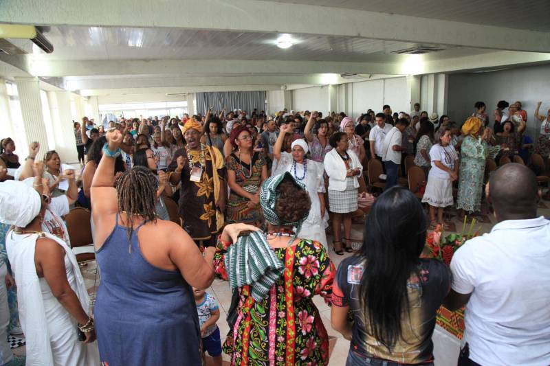 Com debates sobre representatividade, violência e racismo contra populações de matriz africana, quilombolas e indígenas, a IV Conferência Estadual de Promoção da Igualdade Racial foi aberta nesta terça-feira, 27, no Hotel Gold Mar, em Belém.
FOTO: WAGNER ALMEIDA / ASCOM SEJUDH
DATA: 27.03.2018
BELÉM - PARÁ
<div class='credito_fotos'>Foto: Wagner Almeida/ Ascom Sejudh | <a href='/midias/2018/originais/aac04282-0fa5-4c1d-b879-d84e18eeeff6.jpg' download><i class='fa-solid fa-download'></i> Download</a></div>