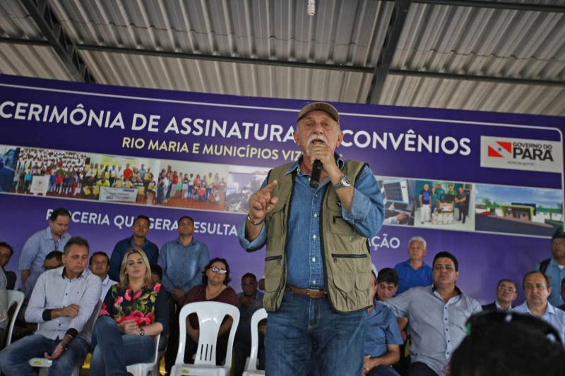 Onze municípios do sul e sudeste paraense recebem recursos do Estado para recuperar ruas e vicinais atingidas pelas enchentes e fortes chuvas que caem na região. Em agenda oficial nesta sexta-feira (6), o governador Simão Jatene (foto) assinou, pela manhã, no Parque de Exposições Valeu Boi Leilões, em Rio Maria, os convênios que garantem o repasse de cerca de R$ 4 milhões. As obras de caráter emergencial serão executadas pelas prefeituras em parceria com a Secretaria de Estado de Transportes (Setran). O objetivo é recuperar a trafegabilidade nessas localidades e assegurar o direito de ir e vir da população. Na manhã desta sexta, foram assinados nove convênios, com os municípios de Redenção, Pau D’Arco, São Félix do Xingu, Santa Maria das Barreiras, Tucumã, Água Azul do Norte, Xinguara, Bannach e Rio Maria. Além da Setran, participam da ação o Centro Regional de Governo do Sudeste do Pará e a Defesa Civil. “O valor do investimento em cada município vai depender da necessidade verificada pelas equipes do Estado e das prefeituras. O recurso não será usado para reconstruir vias, mas para restabelecer a trafegabilidade”, disse o secretário de Transportes, Kléber Menezes.
FOTO: ANTÔNIO SILVA / AG. PARÁ
DATA: 06.04.2018
RIO MARIA - PARÁ <div class='credito_fotos'>Foto: Antônio Silva/Ag. Pará | <a href='/midias/2018/originais/aac87df3-121c-4b28-9f01-b3129c79e324.jpg' download><i class='fa-solid fa-download'></i> Download</a></div>