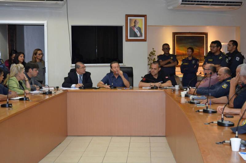 Representantes de 22 guardas municipais instaladas no Estado do Pará se reuniram com o secretário de Estado de Segurança Pública e Defesa Social, Luiz Fernandes (e), na tarde desta quinta-feira (26), em Belém, para propor ações destinadas a intensificar a segurança. Trinta municípios possuem guardas para o policiamento local. Também participaram do encontro, na sede da Secretaria de Estado de Segurança Pública e Defesa Social (Segup), o presidente da Assembleia Legislativa do Estado do Pará, deputado Márcio Miranda (c), o deputado estadual Coronel Neil (d) e um representante do Sindicato dos Guardas Municipais do Estado.
FOTO: ASCOM SEGUP
DATA: 26.04.2018
BELÉM - PARÁ <div class='credito_fotos'>Foto: Ascom Segup | <a href='/midias/2018/originais/aacea3a7-ab76-44fe-b662-aec255e5a13f.jpg' download><i class='fa-solid fa-download'></i> Download</a></div>