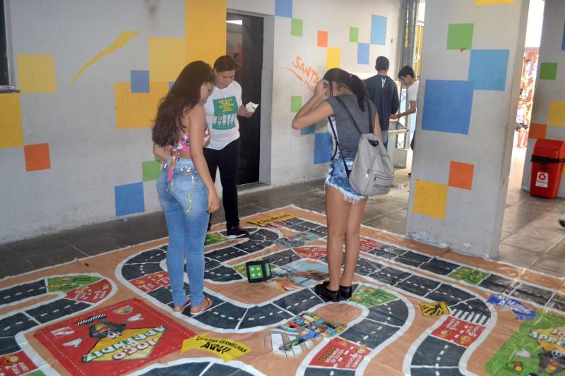 Quando escola e poder público se unem, o resultado só pode ser o melhor possível. Em mais uma edição do projeto Detran nas Escolas, realizado nesta sexta-feira (1º) no Colégio Santa Madre, na Avenida Augusto Montenegro, o órgão estadual levou mensagens educativas para alunos, professores, pais e servidores da instituição. A participação do Detran com suas atividades lúdicas (foto) foi uma solicitação dos professores do sexto ano, que escolheram o tema violência no trânsito para ser trabalhado com os seus alunos durante a tradicional feira cultural denominada de Arte Madre. Os alunos se revezaram nas encenações de esquetes teatrais que contaram com personagens como o anjo, a morte e as vítimas de acidentes de trânsito que morreram depois de cometer imprudências. A intenção foi levar ao público um alerta sobre a fragilidade da vida diante de um acidente no trânsito.
FOTO: ASCOM / DETRAN
DATA: 01.11.2018
BELÉM - PARÁ <div class='credito_fotos'>Foto: ASCOM DETRAN | <a href='/midias/2018/originais/aad1114e-1af7-4989-a78e-5b211394ad5f.jpg' download><i class='fa-solid fa-download'></i> Download</a></div>