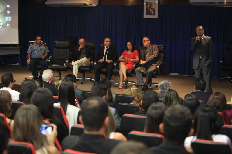“Hoje finalizamos todas as etapas do concurso público, mas começamos uma outra, que é o trabalho efetivo dos novos policiais que irão reforçar a segurança pública em todo o Estado”, destacou o delegado geral da Polícia Civil, Rilmar Firmino, durante a posse dos 141 novos integrantes da corporação aprovados para o cargo de delegado. A cerimônia ocorreu na noite desta terça-feira (27), no auditório A da Delegacia-Geral, em Belém, e contou com a presença do governador Simão Jatene. O governador parabenizou a todos pela aprovação e pela escolha de um cargo público tão importante que é o de proteger a população. “Vocês não estão sozinhos. A responsabilidade é grande e os desafios são maiores ainda, mas estamos trabalhando para que, juntos, possamos fazer uma polícia melhor e assim prestar um melhor serviço à população”, disse Simão Jatene. Na foto, o secretário estadual de Segurança Pública e Defesa Social, Luiz Fernandes.
FOTO: MÁCIO FERREIRA / AG. PARÁ
DATA: 27.03.2018
BELÉM - PARÁ <div class='credito_fotos'>Foto: MÁCIO FERREIRA/ AG. PARÁ | <a href='/midias/2018/originais/aad433d5-6c12-4a06-8ebc-d25188c788e4.jpg' download><i class='fa-solid fa-download'></i> Download</a></div>