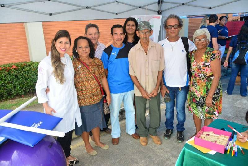Centenas de pessoas entre colaboradores, usuários e acompanhantes participaram da ação de educação em saúde que marcou a comemoração dos dois anos de funcionamento da Unidade de Alta Complexidade em Oncologia Dr. Vitor Moutinho (Unacon), em Tucuruí, no sudeste paraense, nesta quarta-feira, 18.
FOTO: ASCOM UNACON
DATA: 18.04.2018
TUCURUÍ - PARÁ <div class='credito_fotos'>Foto: Ascom Unacon | <a href='/midias/2018/originais/aad46369-b9ea-4ac5-aca5-00bd6891f00f.jpg' download><i class='fa-solid fa-download'></i> Download</a></div>