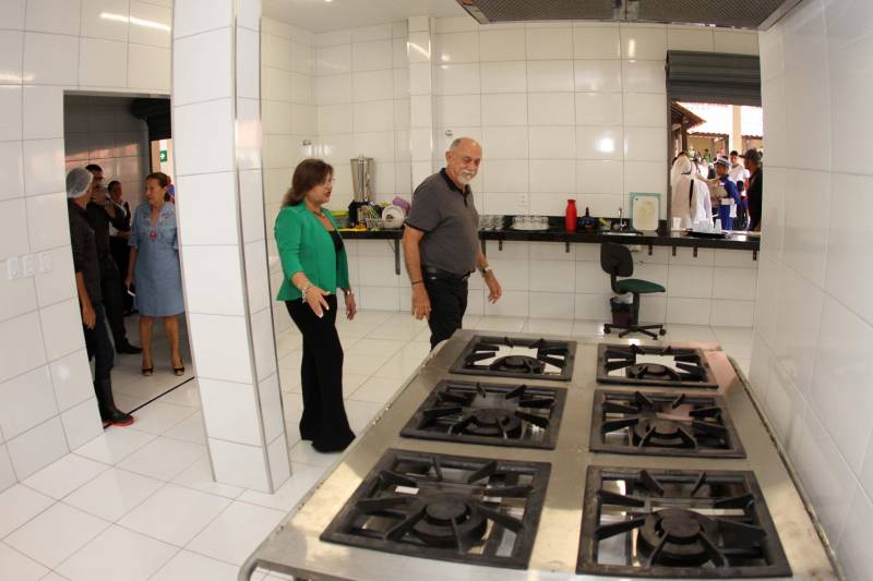Um painel, no pátio da Escola Estadual de Ensino Médio Ruth Guimarães Ferreira, no distrito de Murinim, em Benevides, mostra 16 alunos da unidade aprovados nos últimos vestibulares. Desses, 12 irão estudar na Universidade Federal do Pará (UFPA). São os primeiros resultados de um processo que começou há nove meses, quando a escola entrou em reforma e ampliação. A nova “Ruth Guimarães Ferreira” foi entregue oficialmente nesta segunda-feira, 26, pelo governador Simão Jatene. Reformada e ampliada, a escola tem agora seis salas de aula; quatro laboratórios (multiuso, multidisciplinar, informática e de leitura); cozinha; refeitório e dispensa; quadra poliesportiva, vestiários feminino e masculino; área de convivência; sala para Atendimento Educacional Especializado (AEE) e acessos para pessoas com deficiência. Espaços de sobra para seus 892 alunos, distribuídos em três turnos do Ensino Médio. A obra custou R$ 2,446 milhões.
FOTO: CRISTINO MARTINS / AG. PARÁ
DATA: 26.03.2018
BENEVIDES - PARÁ <div class='credito_fotos'>Foto: Cristino Martins/Ag. Pará | <a href='/midias/2018/originais/aad7466c-2587-4b6a-a834-e1fefa0e41a3.jpg' download><i class='fa-solid fa-download'></i> Download</a></div>