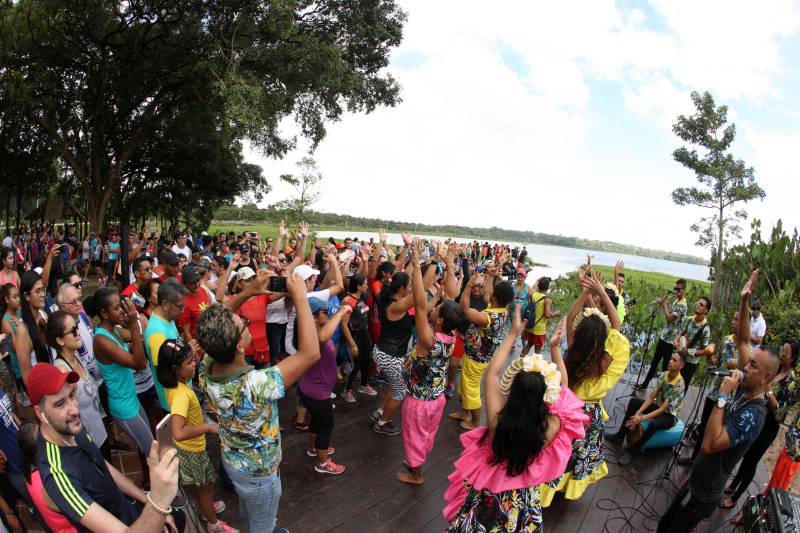 Uma reabertura feita a milhares de mãos. A fita inaugural colocada no inicio da trilha principal do Parque do Utinga foi rompida por mais de cinco mil pessoas ansiosas pelo inicio da caminhada, marcando o segundo dia da programação de reabertura do mais novo espaço paraense de lazer e interatividade com a natureza.
FOTO: SIDNEY OLIVEIRA / AG. PARÁ
DATA: 17.03.2018
BELÉM - PARÁ <div class='credito_fotos'>Foto: Sidney Oliveira/Ag. Pará | <a href='/midias/2018/originais/aad7fdc6-4078-4154-9447-977f9a36b46e.jpg' download><i class='fa-solid fa-download'></i> Download</a></div>