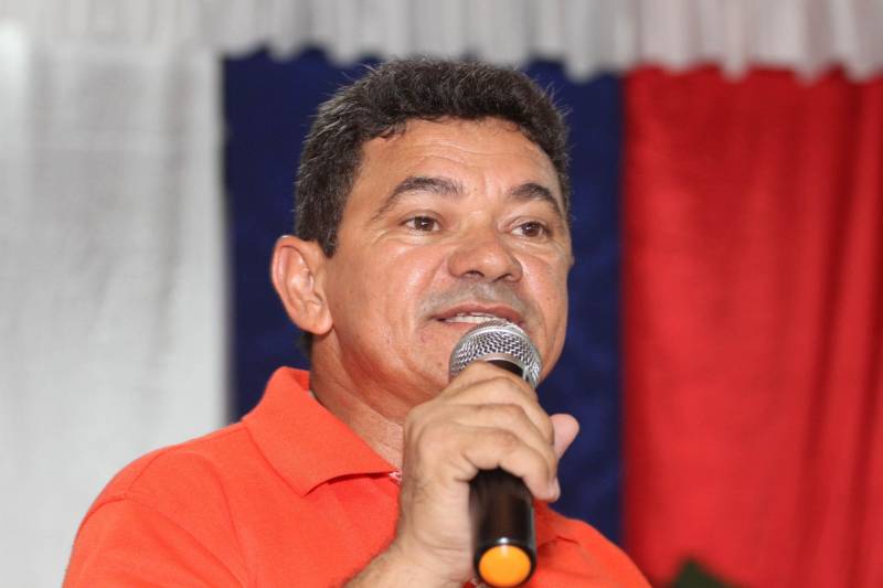 Cento e dezoito famílias da comunidade quilombola do Caeté, no município de Abaetetuba, no nordeste do Estado, foram beneficiadas com um título coletivo de terra. Com o documento, o Governo do Estado, por meio do Instituto de Terras do Pará (Iterpa), reconhece o direito de uma população que há décadas ocupa e trabalha na área. A cerimônia de entrega ocorreu na manhã deste sábado (24), no Centro Comunitário, e contou com a participação do governador Simão Jatene. A área titulada corresponde a cerca de 1.400 hectares. Agora, devidamente respaldadas, as famílias poderão ter acesso a empréstimos, políticas públicas, entre outros benefícios que possibilitam o desenvolvimento da sua produção e a continuidade de suas tradições. “Com o documento de terra a comunidade passa a ter segurança jurídica e acesso a créditos, financiamentos e outros benefícios que antes não lhes era permitido. Além disso, agora eles poderão produzir com mais segurança, mantendo a terra entre as futuras gerações”, afirmou o governador Simão Jatene. Na foto, o prefeito de Abaetetuba, Alcides Negrão (Chita, camisa laranja).
FOTO: CRISTINO MARTINS / AG. PARÁ
DATA: 24.03.2018
ABAETETUBA - PARÁ
<div class='credito_fotos'>Foto: Cristino Martins/Ag. Pará | <a href='/midias/2018/originais/aae7bd15-558a-4df4-bb11-96457aea3e5a.jpg' download><i class='fa-solid fa-download'></i> Download</a></div>