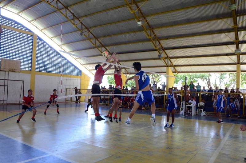 Paragominas, Mãe do Rio e Tomé-Açu são os primeiros campeões da Regional dos Jogos Estudantis Paraenses (JEPS), que ocorrem até domingo (13) em Mãe do Rio, na região nordeste do Pará. O time de Mãe do Rio no voleibol Masculino B, da Escola Marino Contti perdeu a partida final para os atletas da Escola Nikkei de Tomé-Açu (de vermelho).
FOTO: ELISEU DIAS / ASCOM SEDUC
DATA: 11.05.2018
MÃE DO RIO - PARÁ <div class='credito_fotos'>Foto: Eliseu Dias / Ascom Seduc | <a href='/midias/2018/originais/aae9278d-9d36-4843-bc57-c0ca0e5e3c81.jpg' download><i class='fa-solid fa-download'></i> Download</a></div>