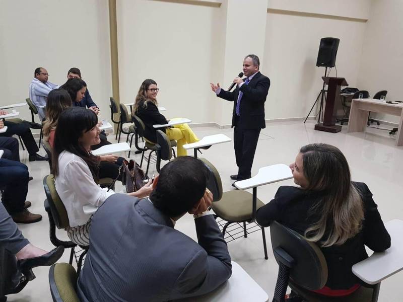Natural da Bahia, a escrivã Edvane Silva dos Santos, 30 anos, integra a equipe dos novos policiais civis recém-empossados pelo governo do Estado. Ela, que vai trabalhar na Seccional da Cidade Nova, em Marabá, na região sudeste, afirmou estar realizando o sonho de atuar na segurança pública. “Sempre quis ser policial. Estou muito feliz pela oportunidade de ser servidora pública do Estado do Pará, que é o estado que está abrindo muitos concursos, que se preocupa com a segurança pública. Eu espero contribuir para a melhoria da nossa sociedade”, disse Edvane dos Santos. Os novos policiais que reforçarão o efetivo nas regiões Sul e Sudeste do Pará foram apresentados em cerimônia realizada no Carajás Centro de Convenções, em Marabá, com a presença do secretário de Estado de Segurança Pública e Defesa Social, Luiz Fernandes; do secretário Regional de Governo do Sudeste do Pará, Jorge Bittencourt; do delegado-geral da Polícia Civil do Estado, Rilmar Firmino, e de todos os superintendentes das regionais.
FOTO: KÉLIA SANTOS / ASCOM CRGSP
DATA: 29.03.2018
MARABÁ - PARÁ <div class='credito_fotos'>Foto: KÉLIA SANTOS / ASCOM CRGSP | <a href='/midias/2018/originais/aaebd8a1-5b12-492b-82a7-257742e8d34c.jpg' download><i class='fa-solid fa-download'></i> Download</a></div>