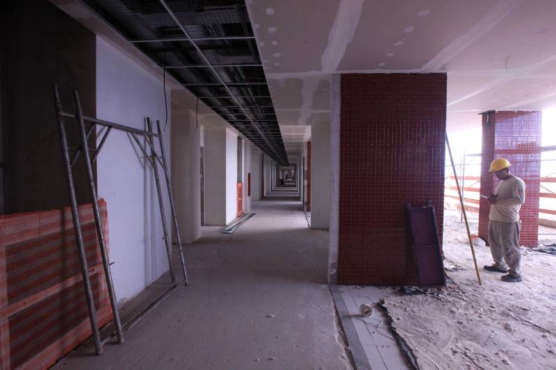 Construção do novo hospital Doutor Abelardo Santos, empreendimento do Governo do Estado sob a coordenação da Secretaria de Estado de Desenvolvimento Urbano e Obras Públicas (Sedop). A obra avançou e está com 70% de serviços executados, sendo que 500 homens trabalham distribuídos em turnos de segunda a sábado, de 7h às 22 horas.
FOTO: RODOLFO OLIVEIRA / AG. PARÁ
DATA: 11.04.2018
BELÉM - PARÁ <div class='credito_fotos'>Foto: Rodolfo Oliveira/Ag. Pará | <a href='/midias/2018/originais/aaedf8da-5d36-4b80-995d-f84809359f23.jpg' download><i class='fa-solid fa-download'></i> Download</a></div>