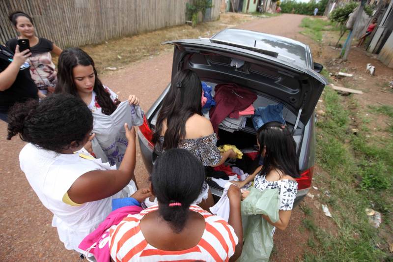 Passados dois dias da enxurrada que destruiu casas e obrigou pessoas a saírem de seus locais de moradia em Paragominas, Governo do Estado e Prefeitura continuam os trabalhos para atender as famílias afetadas, reconstruir o que ficou destruído e restabelecer a situação de normalidade no município. Desde a manhã da última quinta-feira (12), equipes da Defesa Civil intensificam as ações nos bairros atingidos.
FOTO: SIDNEY OLIVEIRA / AG. PARÁ
DATA: 14.04.2018
PARAGOMINAS - PARÁ <div class='credito_fotos'>Foto: Sidney Oliveira/Ag. Pará | <a href='/midias/2018/originais/aafa961e-4fda-4a2a-88b9-e2e6f4841a10.jpg' download><i class='fa-solid fa-download'></i> Download</a></div>