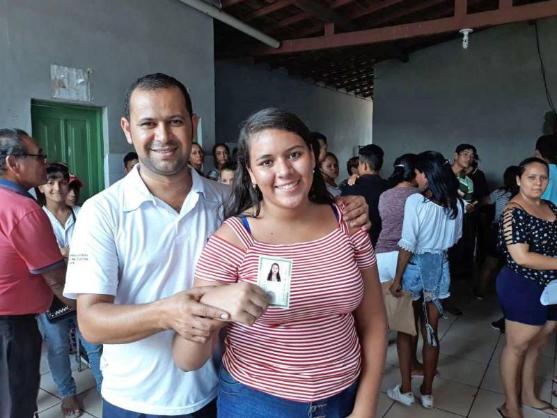 A Caravana Pro Paz Cidadania continua a percorrer os municípios do Pará. Nesta sexta-feira (6), a caravana encerrou suas ações na cidade de Quatipuru, no nordeste do estado. Ao longo de três dias, foram 2.600 atendimentos, como emissão de documentos básicos e aconselhamento jurídico. “A ação nesses três dias foi surpreendente, além de atendermos Quatipuru, recebemos quatro ônibus com moradores da vila de Boa Vista e conseguimos atender a todos. A grande procura foi pela certidão de nascimento, porque ainda existem os sub-registros. Mas tivemos também grande procura de ID jovem por essa população”, detalhou o coordenador do Pro Paz Cidadania, Roberto Oliveira (e).
FOTO: ASCOM / PRO PAZ
DATA: 06.04.2018
QUATIPURU - PARÁ <div class='credito_fotos'>Foto: ASCOM PRO PAZ | <a href='/midias/2018/originais/ab038561-b8d7-4e91-ad09-bd0b35f97f23.jpg' download><i class='fa-solid fa-download'></i> Download</a></div>