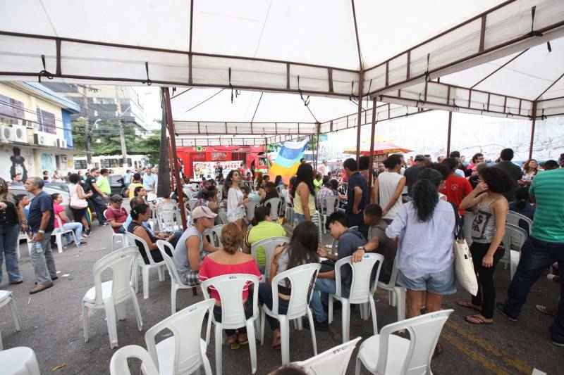 Representantes do Sindicato dos Trabalhadores em Educação Pública do Pará (Sintepp) e Sindicato dos Docentes da Universidade do Estado do Pará (Sinduepa) foram recebidos, nesta terça-feira, 29, na Secretaria de Estado de Administração (Sead), em reunião solicitada pelo próprio Sintepp para tratar sobre o piso salarial dos professores de 2018, concurso público e assuntos específicos da Secretaria de Estado de Educação (Seduc). Participaram da reunião a secretária de Administração, Alice Viana; a secretária adjunta de Administração, Ruth Pina; e a secretaria adjunta de Gestão de Pessoas da Seduc, Dayse Ana Batista. "Reiteramos que o Pará é um dos poucos Estados que mesmo diante da crise econômica não parcelou ou atrasou nenhum pagamento dos servidores e que a remuneração do professor em início de carreira é maior que o piso nacional da categoria. O piso hoje está fixado em R$ 2.455,35, mas no estado o salário inicial chega a R$ 3.772,69. A remuneração média de um professor com 200 horas é de RS 4.834,94 – quase o dobro do piso nacional. Esse tema é o ponto principal em discussão judicial em andamento. Esse ponto já foi amplamente discutido e explicado para o sindicato", explicou a secretária Alice Viana.
FOTO: CARLOS SODRÉ / AG. PARÁ
DATA: 29.05.2018
BELÉM - PARÁ <div class='credito_fotos'>Foto: Carlos Sodré/Agência Pará | <a href='/midias/2018/originais/ab16ee05-1c2c-4683-94fb-2e23e866a719.jpg' download><i class='fa-solid fa-download'></i> Download</a></div>