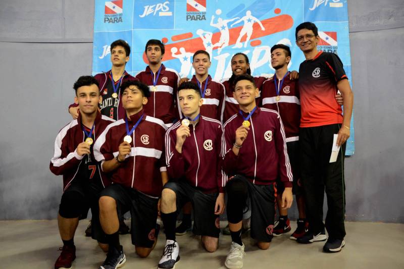 A 60ª edição dos Jogos Estudantis Paraenses (JEPs) encerrou neste domingo (24), na Arena Guilherme Paraense, em Belém. Após dois dias de competições, foram conhecidas as 16 equipes das modalidades coletivas de basquete, volei, futsal e handebol, nas categorias "A" (12 a 14 anos) e "B" (15 a 17 anos) que vão representar o Pará na etapa nacional dos Jogos Escolares da Juventude, em setembro.
FOTO: FERNANDO NOBRE / ASCOM SEDUC
DATA: 24.06.2018
BELÉM - PARÁ <div class='credito_fotos'>Foto: FERNANDO NOBRE/ASCOM SEDUC | <a href='/midias/2018/originais/ab1fce7b-0252-434b-b4fe-71ad2e9b1ff8.jpg' download><i class='fa-solid fa-download'></i> Download</a></div>