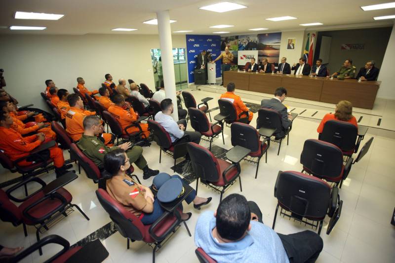 Para auxiliar no atendimento de vítimas de acidentes automobilisticos, o Corpo de Bombeiros Militar do Pará recebeu do Governo do Estado nesta quarta-feira (04), três ambulâncias de resgate, por conta de emendas parlamentares, que serão destinadas aos municípios de Parauapebas, Castanhal e Belém. A cerimônia de entrega, realizada no auditório da Casa Civil, teve a presença do Secretário de Segurança Pública e Defesa social (Segup), Luiz Fernandes, dos deputados estaduais Milton Campos, Gesmar Costa, Cel. Neil e Jaques Neves, além do Comandante do Corpo de Bombeiros Militar, Zanelli Antônio Melo. As ambulâncias são unidades de resgate tipo C para atendimento pré-hospitalar de vítimas de acidentes de trânsito, totalmente registradas pelo Ministério da Saúde; equipadas com material de suporte básico e material de desencaceramente - que auxilia nos acidentes quando as vítimas ficam presas em ferragens. No mês passado o Corpo de Bombeiros recebeu mais quinze veículos, desta vez, de vistoria e uma policlínica.
FOTO: THIAGO GOMES / AG. PARÁ
DATA: 04.04.2018
BELÉM - PARÁ <div class='credito_fotos'>Foto: Thiago Gomes /Ag. Pará | <a href='/midias/2018/originais/ab23c076-3415-46a8-a288-0b91a49e8d64.jpg' download><i class='fa-solid fa-download'></i> Download</a></div>
