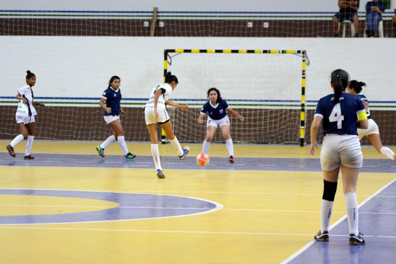 Basquete, futsal, handebol e vôlei são as modalidades disputadas na etapa Carajás, dos Jogos Estudantis Paraenses (Jeps), em Parauapebas, no sudeste do Pará. O primeiro dia de competições, foi na quinta-feira (24), apontou os primeiros finalistas. Os vencedores vão disputar a etapa estadual, em junho, na capital paraense. 

FOTO: FERNANDO NOBRE / ASCOM SEDUC
DATA: 25.05.2018
PARAUAPEBAS - PARÁ <div class='credito_fotos'>Foto: FERNANDO NOBRE/ASCOM SEDUC   |   <a href='/midias/2018/originais/ab2428fc-a9b9-4162-8922-88f0a551ce6a.jpg' download><i class='fa-solid fa-download'></i> Download</a></div>
