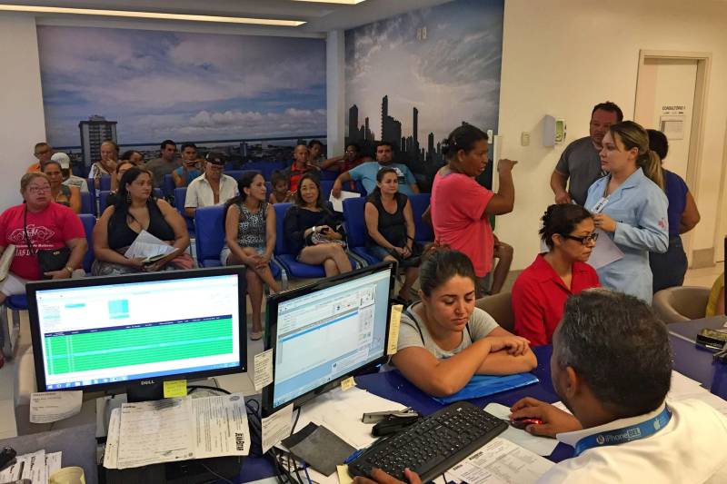 Com o inverno amazônico chegam as doenças oportunistas, entre elas, a gripe, transmitida pelo vírus Influenza. Cuidados simples podem ser fundamentais para evitar a doença, especialmente, em idosos que tendem a sofrer mais com a incidência de viroses e com os sintomas típicos como dores na garganta, tosse e coriza, como alerta a geriatra do Hospital Jean Bitar (HJB), Laiane Dias.
FOTO: ASCOM HJB
DATA: 14.01.2018
BELÉM - PARÁ <div class='credito_fotos'>Foto: ASCOM HJB | <a href='/midias/2018/originais/ab2a6a49-eefa-4d1a-aab1-9a57ad7e973e.jpg' download><i class='fa-solid fa-download'></i> Download</a></div>